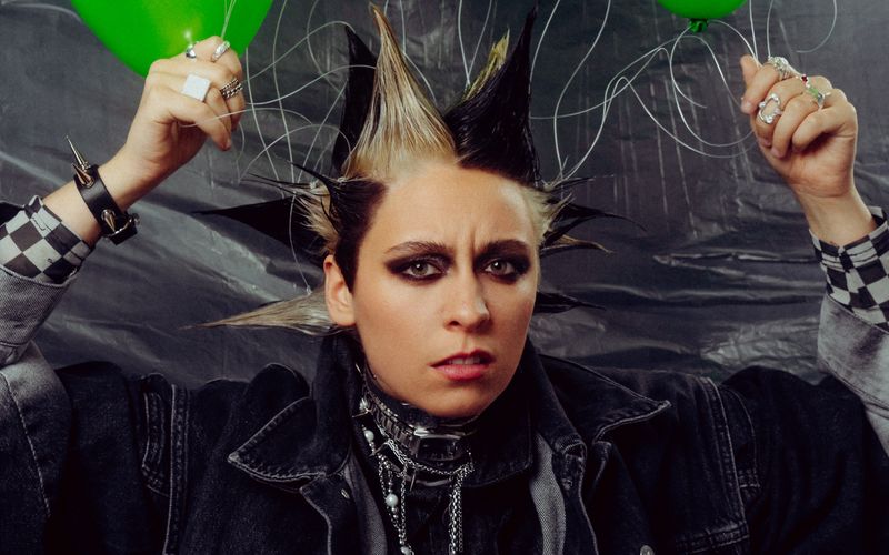 Irgendwo zwischen Punk und Göre von nebenan: Paula Carolina präsentiert mit "Extra" ihr erstes vollwertiges Album.