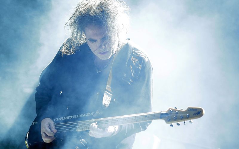 Robert Smith sprach schon vor Jahren von neuer The-Cure-Musik, jetzt passiert es endlich: Auf die Comeback-Single "Alone" folgt bald das Album "Songs Of A Lost World".