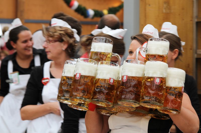 Wiesn-Bedienungen müssen nicht nur hart arbeiten, sondern häufig auch sexuelle Belästigung erfahren.