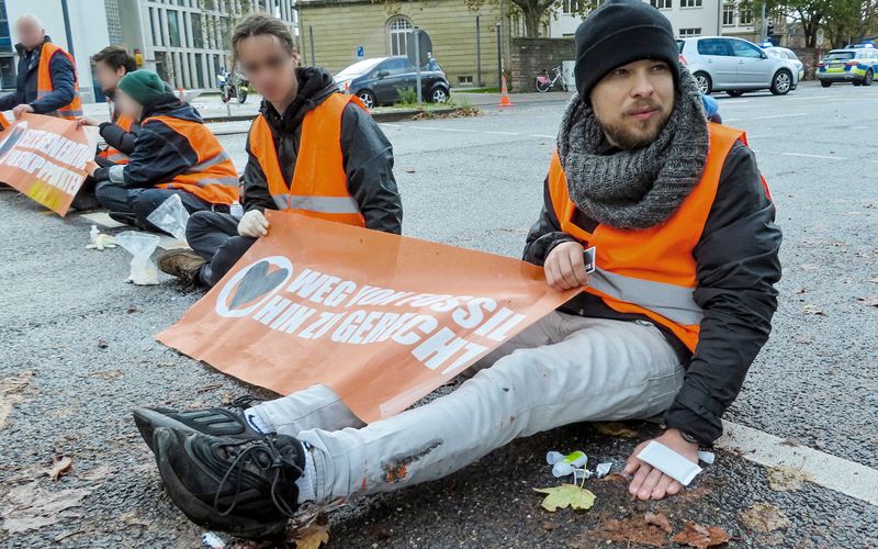 Für die Rettung des Planeten auf den Asphalt geklebt: Moritz (rechts) beteiligte sich an vielen Aktionen der "Letzten Generation", wandte sich dann aber von der Gruppierung ab.