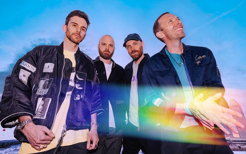 Coldplay gehören zu den erfolgreichsten Rock- und Pop-Acts der letzten 20 Jahre, jeder kennt die Band um Chris Martin (rechts). Aber wussten Sie auch, dass die Briten schon Musik im Weltall veröffentlichten und bei der Trauerfeier eines berühmten Tech-Gurus auftraten? Anlässlich des neuen Albums "Moon Music" präsentiert die Galerie 15 kuriose Fakten aus dem Coldplay-Kosmos.