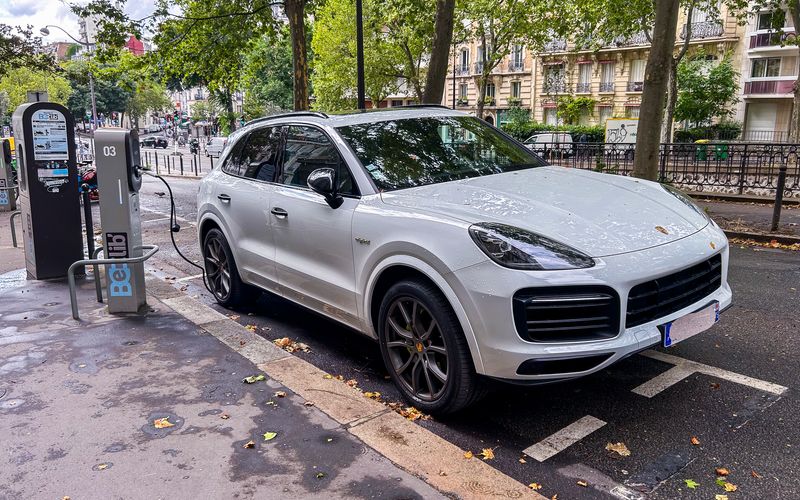 SUV-Besitzer müssen in Paris höhere Parkgebühren entrichten - ausgenommen sind Anwohnerinnen und Anwohner.