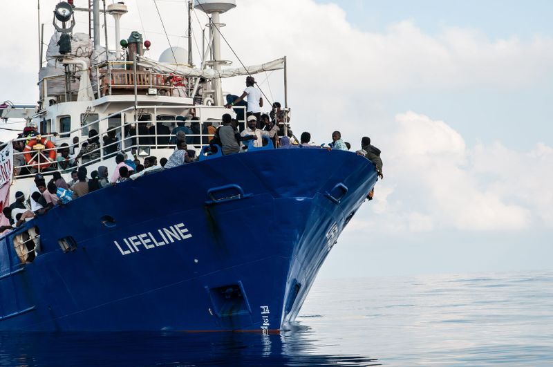 Flüchtlinge auf dem Seenotrettungsschiff "Lifeline": Auf Anweisung der EU werden Emigranten aus Afrika häufig zurückgeschickt und dann in der Wüste ihrem Schicksal überlassen.