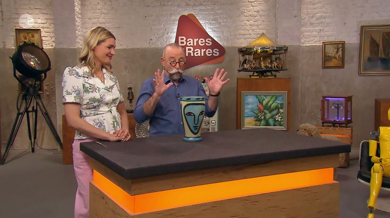 "Wow, das ist eine Sensation", schrie Horst Lichter in der Mittwochsausgabe der ZDF-Trödelshow "Bares für Rares". Die außergewöhnliche Vase, "die kenne ich", meinte er. Laut Lichter stamme sie nämlich von einem Außerirdischen-Treffen im sagenumwobenen Area 51 in Amerika. Und so komisch es klang, lag er damit gar nicht so falsch ... 