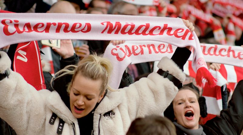 Union Berlin-Fans im Stadion an der Alten Försterei. 22.000 Zuschauer passen hier hinein, die Stimmung gilt als ausgesprochen gut. Verständlich vor allem in jener Zeit, die der Film erzählt. 2008/9 spielte man noch in der Dritten Liga, 2019 gelang erstmals der Aufstieg in die Bundesliga. 2020/21 wurde man Fünfter, im Jahr danach sogar Vierter. 