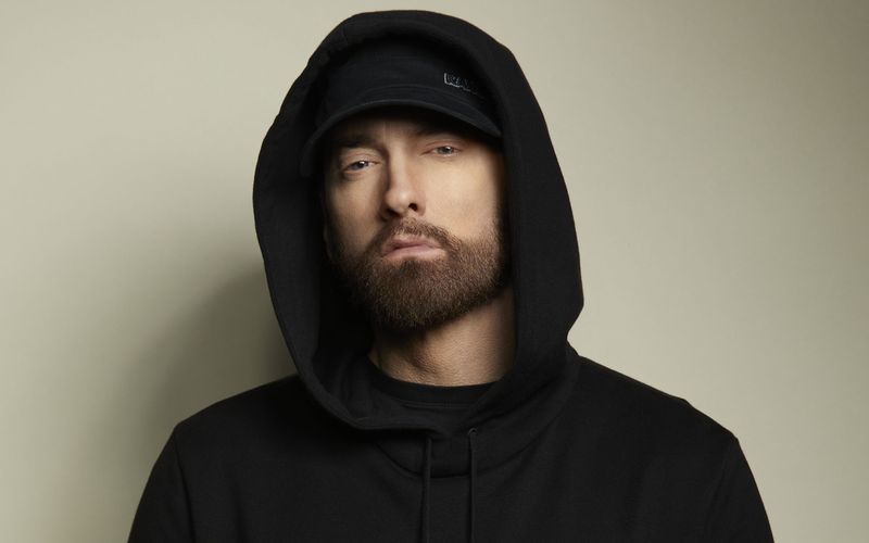 Ungewöhnlicher Weg: Rapper Eminem hat die Neuigkeit, dass seine Tochter Hailie Jade ein Kind erwartet, jetzt per Musikvideo bekannt gegeben. Im Clip zu "Temporary" von seinem aktuellen Album "The Death of Slim Shady (Coup de Grace)" sieht man, wie seine Tochter ihm ein Trikot mit der Aufschrift "Grandpa" überreicht. Doch mit 51 ist er längst nicht der jüngste Promi-Opa, wie die Galerie zeigt ... 