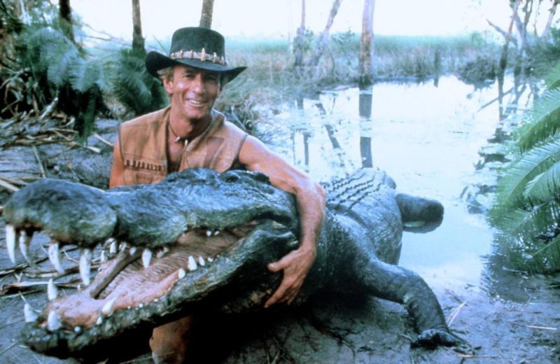 "Das nennst du ein Messer?": Auch dank cooler Sprüche wurde Paul Hogan als "Crocodile Dundee" zum Publikumsliebling.