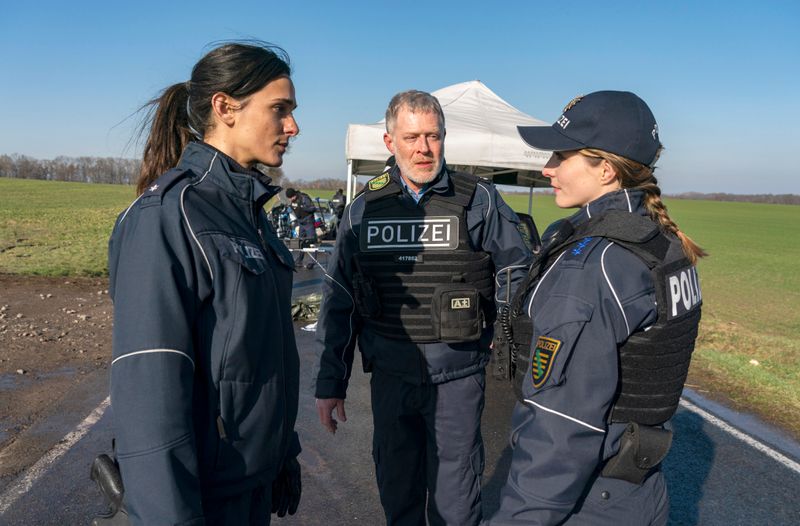 Die Polizeieinheit von Jens Riebold (Andreas Lust) ist wie eine Familie. Die beiden jungen Beamtinnen Leila Demiray (Aybi Era, links) und Anna Stade (Paula Kroh) waren dabei, als bei einer Verkehrskontrolle plötzlich tödliche Schüsse auf Kollegen abgegeben wurden.