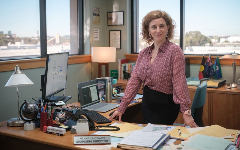 Hannah Howard (Felicity Ward), Geschäftsführerin des Verpackungsunternehmens Flinley Craddick, ist die Hauoptfigur des australischen Ablegers der Kult-Sitcom "The Office".