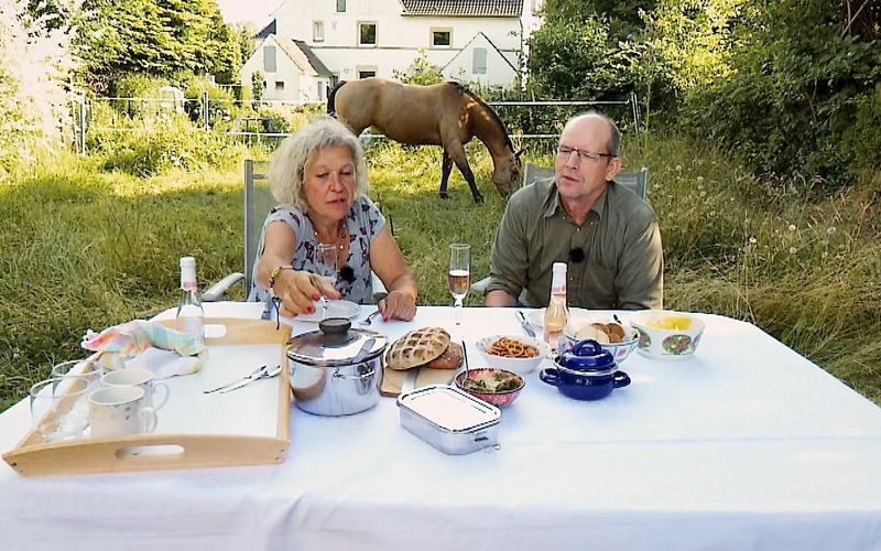 Beim Essen haben Jenny und Sweer unterschiedliche Geschmäcker. 