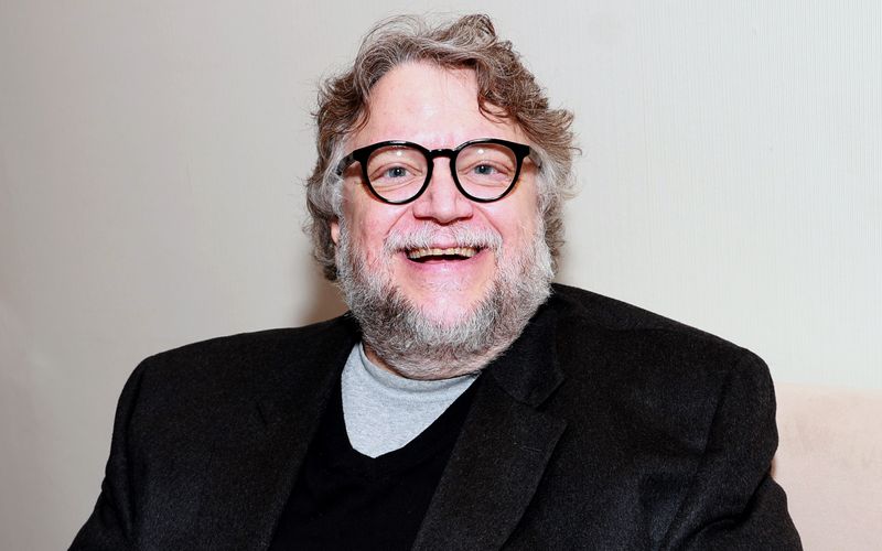 Ein Fantasy-Profi mit einer Vorliebe für düstere, bildgewaltige Stoffe: Guillermo del Toro machte sich in den 2000-ern mit "Pans Labyrinth" und zwei "Hellboy"-Verfilmungen einen Namen in Hollywood, später folgten Blockbuster-Produktionen wie "Pacific Rim" sowie zwei "Der Hobbit"-Filme. Ein weiterer Höhepunkt in der Karriere des Mexikaners: die Fantasy-Romanze "Shape of Water - Das Flüstern des Wassers", für die del Toro jeweils einen Oscar und einen Golden Globe in der Kategorie "Beste Regie" gewann.