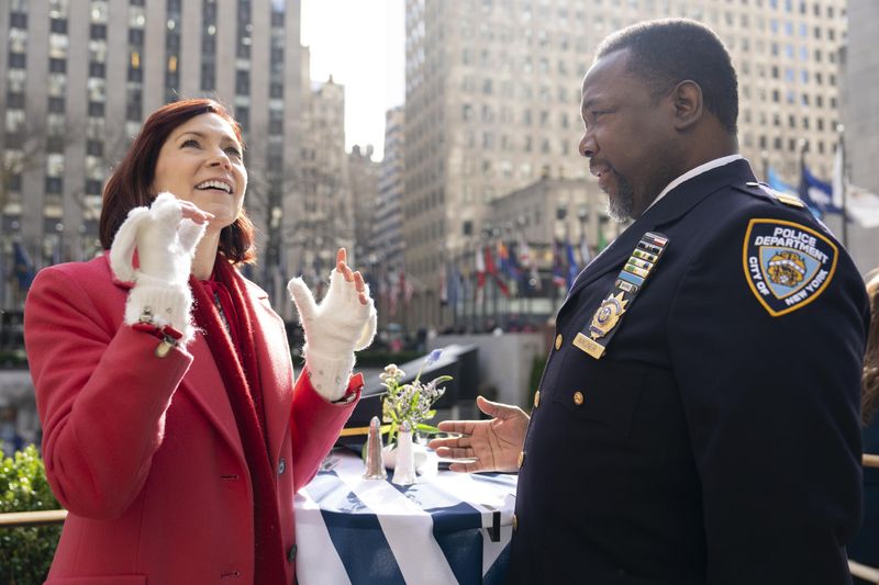 Captain C.W. Wagner (Wendell Pierce) weiß nicht so recht, was er von seiner neuen Mitarbeiterin Elsbeth Tascioni (Carrie Preston) halten soll. 