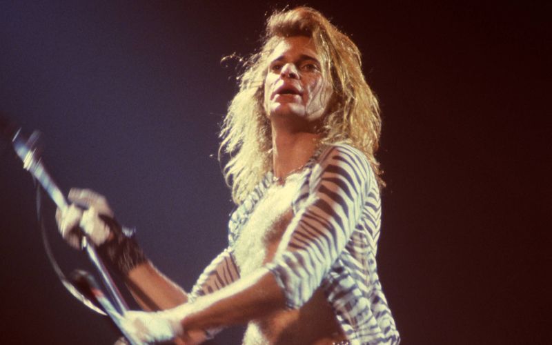 Er war das, was man gemeinhin eine Rampensau nennt: Als langjähriger Frontmann von Van Halen machte sich David Lee Roth vor allem mit seinen exaltierten Bühnenshows uvergesslich. Am 10. Oktober feiert er seinen 70. Geburtstag, aus diesem Anlass feiern wir in der Galerie ihn sowie weitere legendäre Frontmänner, die Rockgeschichte schrieben. 