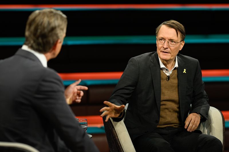 Bei "Markus Lanz" stellte Bundesgesundheitsminister Karl Lauterbach (rechts) klar, dass die Pflegeversicherung nicht insolvent ist. 