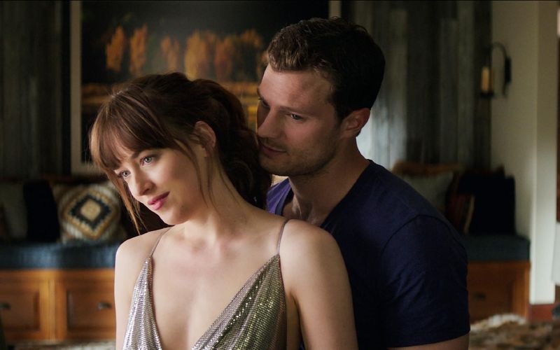 Wie freizügig darf ein Film sein? Diese Frage stellt sich immer wieder - und nicht erst seit "Fifty Shades Of Grey", dessen zweiter Teil "Befreite Lust" am 14. Oktober, 20.15 Uhr bei VOX zu sehen ist. Welche Streifen in den letzten Jahren Aufsehen erregten und welche Klassiker in der Vergangenheit hohe Wellen schlugen, sehen Sie in der Galerie ... 