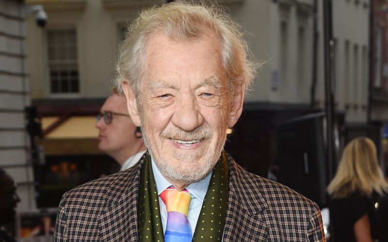 Einem großen Publikum bekannt wurde Ian McKellen durch seine Rolle als Gandalf in der "Herr der Ringe"-Trilogie. Berühmt war er schon lange zuvor: Bereits 1991 adelte Queen Elizabeth II. den renommierten Theaterschauspieler und ernannte ihn zum "Sir".  