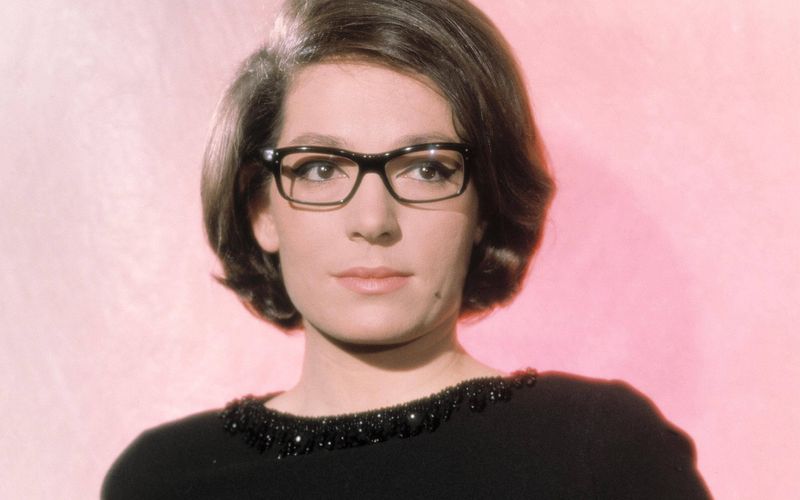 Der strenge Schnitt der schwarzen Haare und die kantigen Brillengestelle waren ihr Markenzeichen: Mit "Weiße Rosen in Athen" wurde Nana Mouskouri in Deutschland zum Star. Am 13. Oktober feiert die griechische Sängerin ihren 90. Geburtstag, aus diesem Anlass blicken wir zurück auf die größten Schlagerstars der 60er-Jahre - und was aus ihnen wurde.