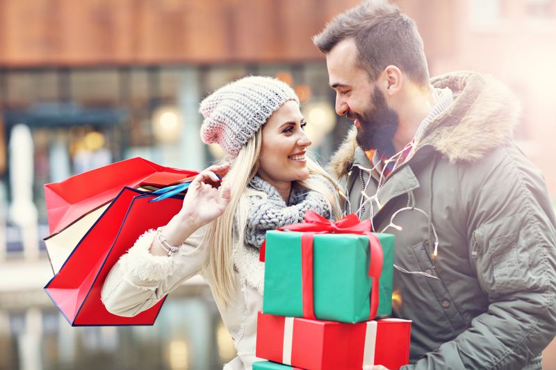 Viele Deutsche wollen in diesem Jahr beim Geschenkekauf auf Schnäppchen achten.