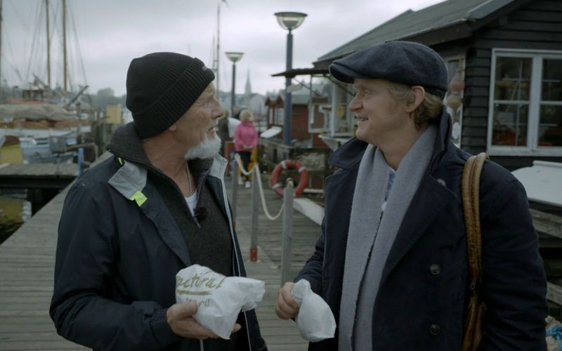 Björn Both (links) und Pierre M. Krause verstehen sich am Flensburger Hafen zwischen Segeltörn und Fischbrötchenfrühstück prächtig.