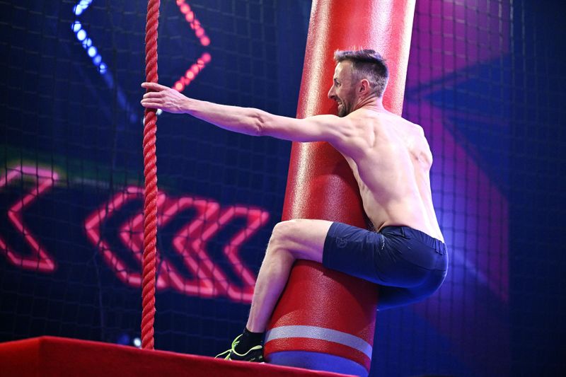 Das ist doch nicht ...? Oder doch? Allzu auffällige Ähnlichkeiten mit einem prominenten deutschen TV-Satiriker brachten die Kommentatoren von "Ninja Warrior Germany" (RTL) beim Staffelauftakt kurz aus dem Konzept. Auch einige der Athleten offenbarten ungewohnte Schwierigkeiten.