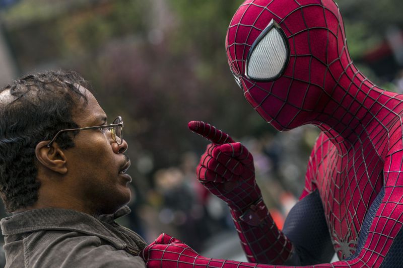 Spider-Man (Andrew Garfield, rechts) ist einer der wenigen, der Max (Jamie Foxx) Beachtung schenkt.