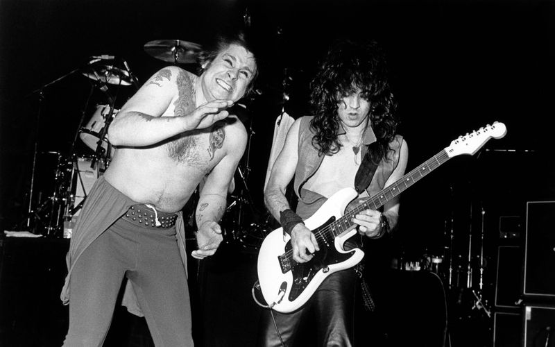 Ozzy Osbourne (links) und Jake E. Lee 1983 bei einem Konzert in Kopenhagen. Nur wurde der Gitarrist angeschossen.