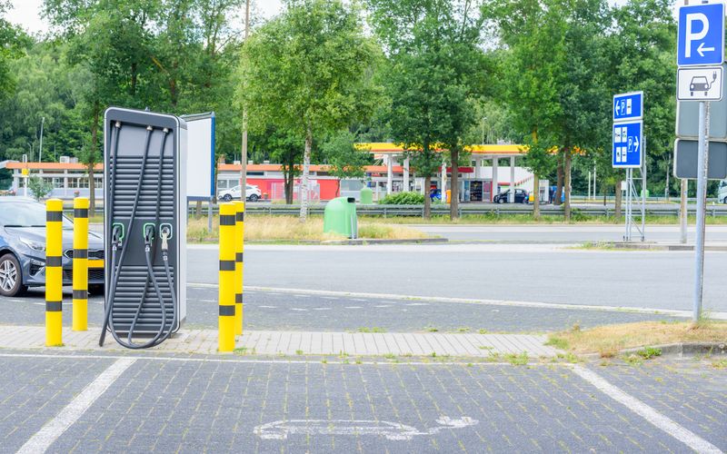 Oft können zwei E-Autos an einer Ladesäule laden, was die Ladezeit verlängert. 