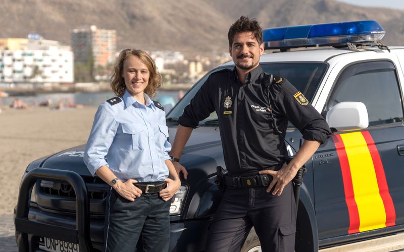 Zwei Sturköpfe, die sich schnell zusammenraufen: Sophie Maibach (Anke Retzlaff) und Álvaro Krupp Casado (Félix Herzog) ermitteln gemeinsam auf Teneriffa.