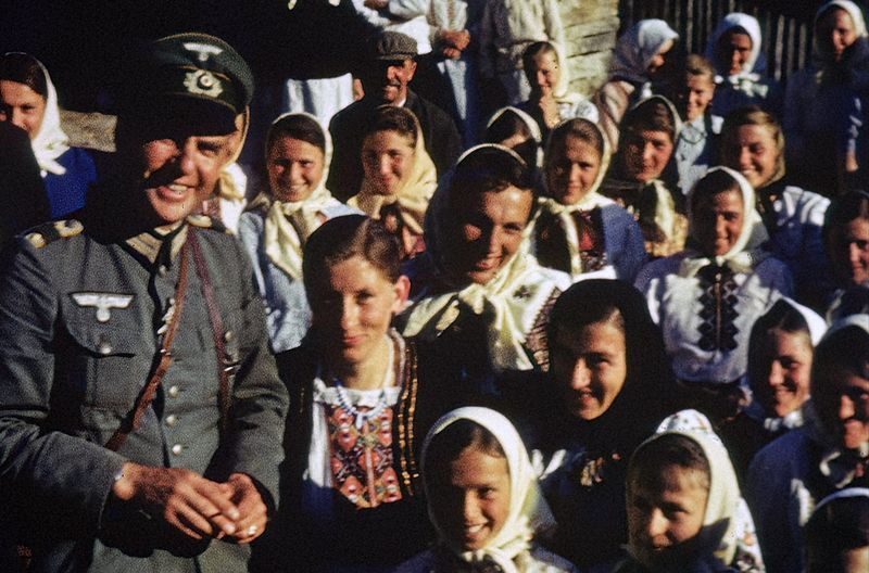 Die deutsche Wehrmacht wurde in Teilen der Ukraine zunächst als "Befreier" begrüßt. Das änderte sich jedoch bald. Teile der Bevölkerung wurden als Soldaten oder Zwangsarbeiter rekrutiert. 