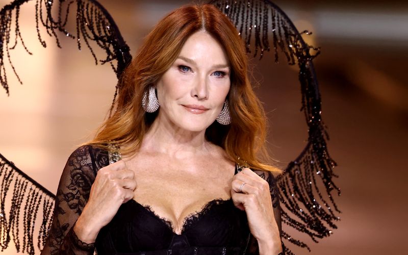 Neben großartigen Musikacts und ausgefallenen Kollektionen stehen bei den Victoria's Secret-Fashionshows besonders die Models im Vordergrund. Am Dienstag feierte Carla Bruni mit 56 Jahren ihr Laufstegdebüt, in der Galerie zeigen wir Ihnen die bekanntesten Victoria's-Secret-Models.  