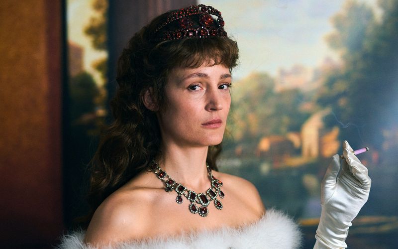 Das Biopic "Corsage" bietet einen ungewohnten Blick auf das traurige Leben der berühmten Kaiserin Elisabeth (Vicky Krieps).