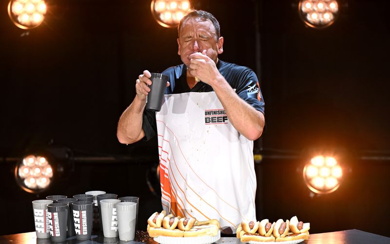 Joey "Jaws" Chestnut ist eine Ikone des Wettkampfessens. 2018 verschlang er innerhalb von 10 Minuten 75 Hot Dogs. Auf Youtube hat er mit rund 310.000 Abonnenten aber mittlerweile längst das Nachsehen ...