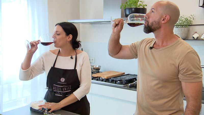 Im deutsch-italienischen Haushalt von Elaine und Giuseppe ist immer Zeit für ein Glas Vino.
