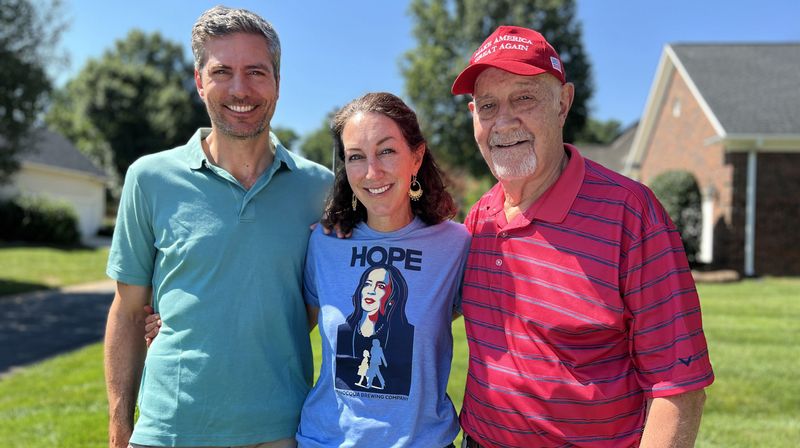 Ingo Zamperoni und seine Frau Jiffer Bourguignon diskutieren auch in diesem Jahr wieder mit ihrem Vater Paul über die anstehende Präsidentschaftswahl. Der Streit ist programmiert. Jiffer unterstützt die Demokraten, Paul wird wieder Trump wählen.