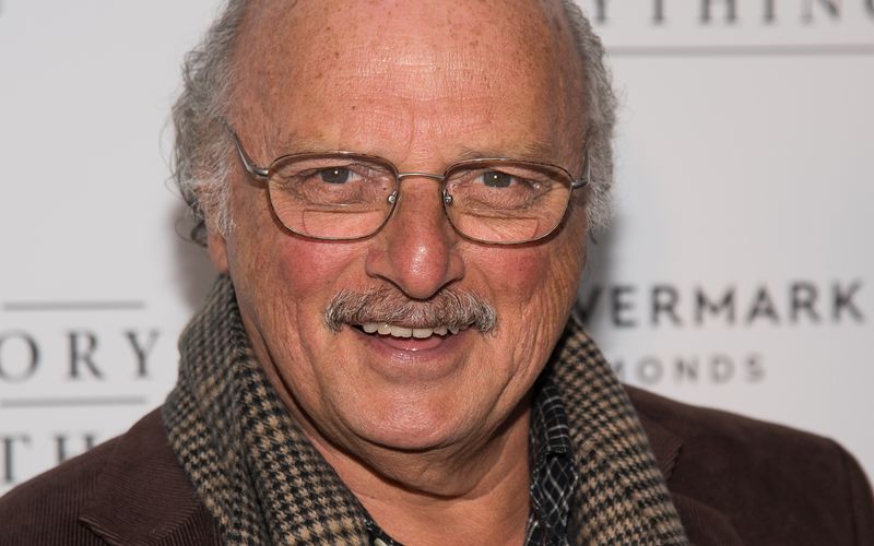 Doch zunächst die Auflösung: Als TV-Cop spielte Dennis Franz in den Serien "Polizeirevier Hill Street" und "New York Cops - NYPD Blue" seine bekanntesten Rollen. Aber auch in Kinoklassikern wie "Stirb langsam 2" und "Stadt der Engel" hatte der Schauspieler, der am 28. Oktober 80 wird, größere Auftritte.