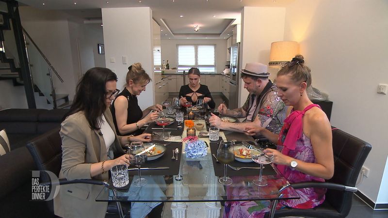 "Aufgelöst in Säure" heißt der erste Gang, den sich Elaine, Claudia, Vicky, Christian und Helen (von links) schmecken lassen.
