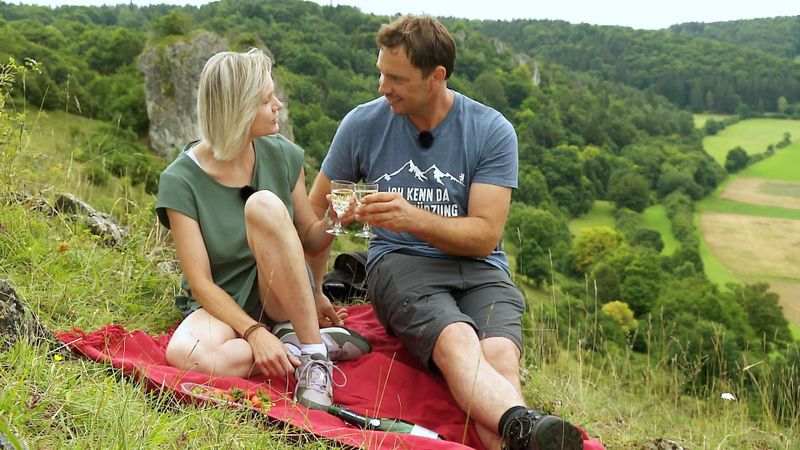 Bio-Bauer Manfred fragt Köchin Susanne nach ihrer Gefühslage.