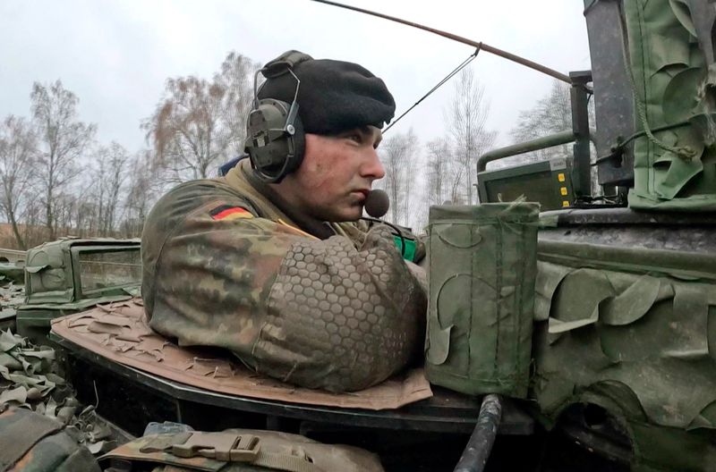 Die Bundeswehr hat zu wenig Personal, zu wenig Gerät und war viele Jahre lang nicht auf die Art Krieg ausgerichtet, auf die sie sich nun vorbereiten muss. Yannick, Hauptmann bei einer Panzereinheit, fährt bereits auf einem neuen Panzer.
