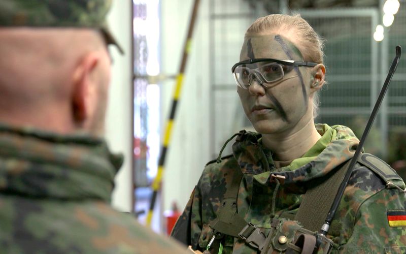 Deutschlands Armee braucht Personal. Quereinsteigerin Samira steht am Beginn einer neuen Karriere bei der Bundeswehr.