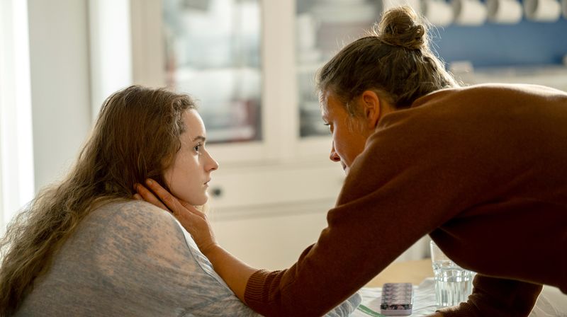 Gerda Kolping (Katharina Spiering, rechts) will ihrer Tochter Emma (Cloé Albertine Heinrich) helfen.