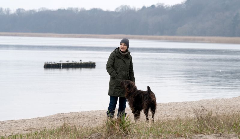 Im neuen "Usedom-Krimi" untersucht Karin Lossow (Katrin Sass) den Fall einer zu Tode gekommenen Schwimmerin, mit der sie befreundet war.