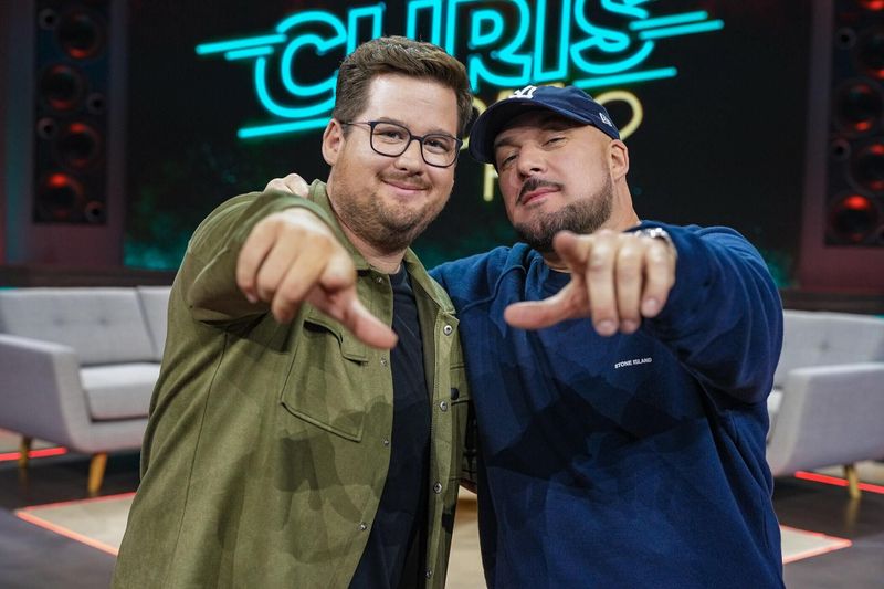 Kool Savas (rechts) achtet mit darauf, dass sich Chris Tall kniffligen Aufgaben stellt. 