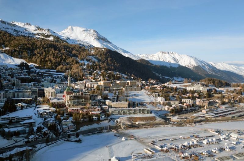 St. Moritz hat zwar nur etwa 5.000 Einwohner, bietet aber sechs Luxushotels mit fünf Sternen. Milliardäre haben sich allerdings in Luxusvillen zurückgezogen.