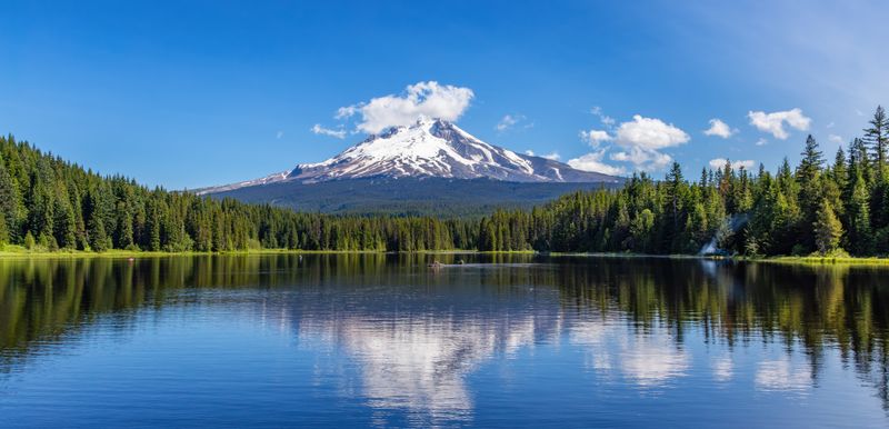 Platz 10: Im US-Bundesstaat Oregon liegen der Mount Hood und die Columbia-River-Schlucht. Diese atemberaubende Natur macht die Region genauso zu einem Juwel des pazifischen Nordwestens wie die vielen Weingüter und Brauereien. Am besten lässt sich die Region mit dem Fahrrad erkunden, doch auch Wanderern bieten sich hier genügend Kulissen zum Innehalten.