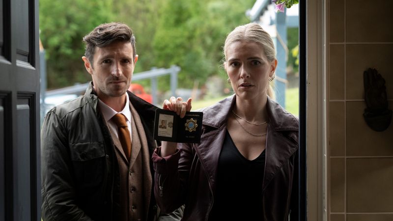 Chief Detective Philip Boyd (Eoin Macken) vom "Police Service of Northern Ireland" und Detective Aoife Regan (Amy De Bhrún) von der irischen Polizei ermitteln im Umfeld der toten Sinead Connelly.