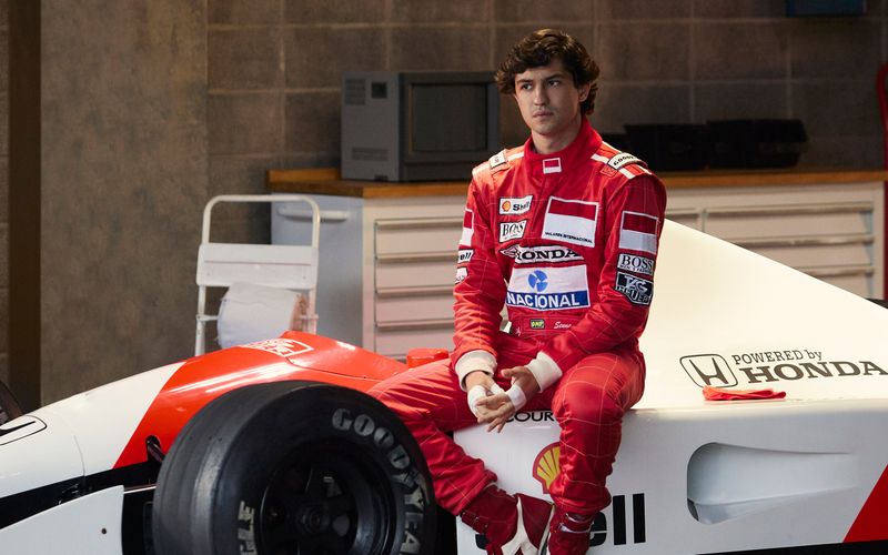 Kein Ziel ist ihm groß genug: Ayrton Senna (Gabriel Leone) zählte in der Formel 1 zu den Besten seiner Zunft. Die Netflix-Serie "Senna" erzählt nun seine Geschichte. 