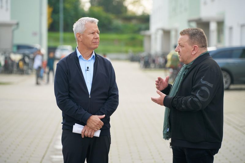 "Viele Städte und Gemeinden sind tatsächlich an der Belastungsgrenze angekommen": Für seine Reportage sprach Peter Kloeppel (links) unter anderem mit Politikern wie Matthias Schimpf (Grüne, Kreisbeigeordneter im Kreis Bergstraße).
