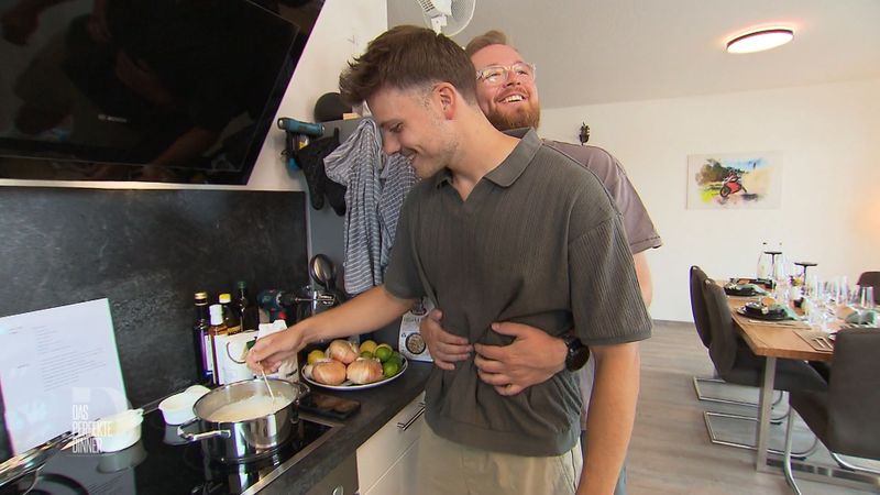 Julian und sein Kumpel Lukas pflegen eine innige Bromance, die Julian heute gut durch seinen "Dinner"-Tag bringen soll.
