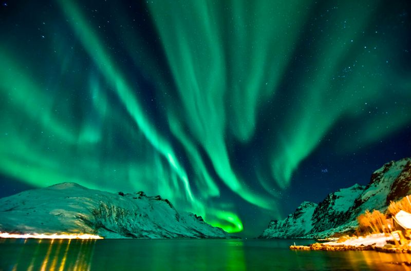 Alle elf Jahre ist der Sturm der Sonnen-Elementarteilchen so groß, dass wir bei klarem Himmel Nordlichter wie hier in  Tromso / Norwegen auch in unseren Breiten sehen.