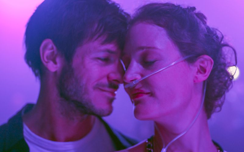 "Mehr denn je" erzählt von Hélène (Vicky Krieps, mit Gaspard Ulliel), die im Alter von 33 Jahren schwer erkrankt.